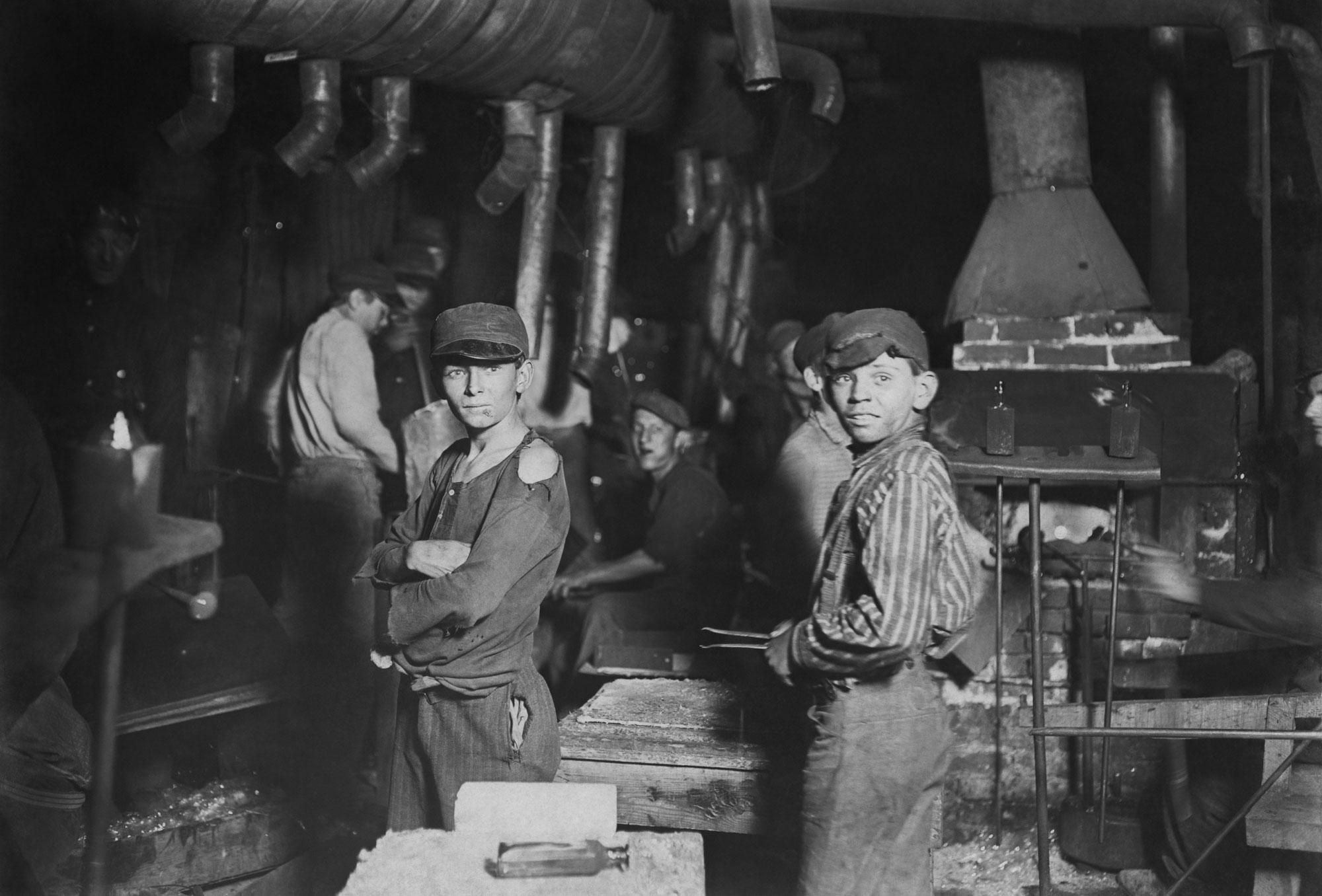 kinderarbeid - glasblazerij 1908 Foto kinderarbeid - glasblazerij 1908