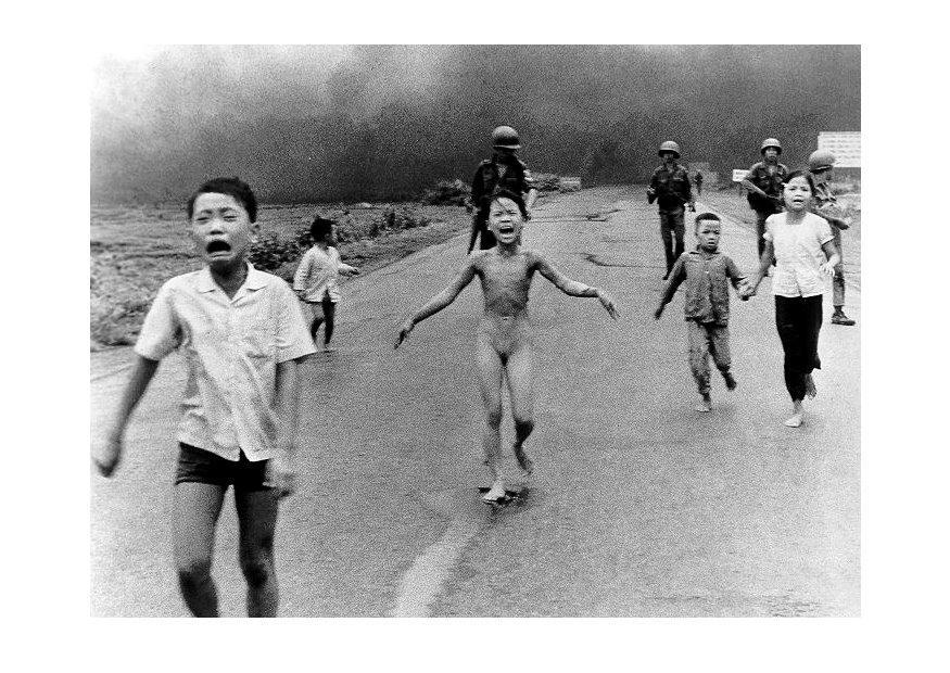kinderen na napalm aanval Foto kinderen na napalm aanval