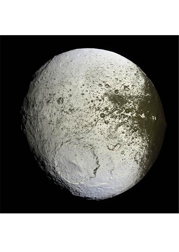 lapetus, maan van saturnus Foto lapetus, maan van saturnus