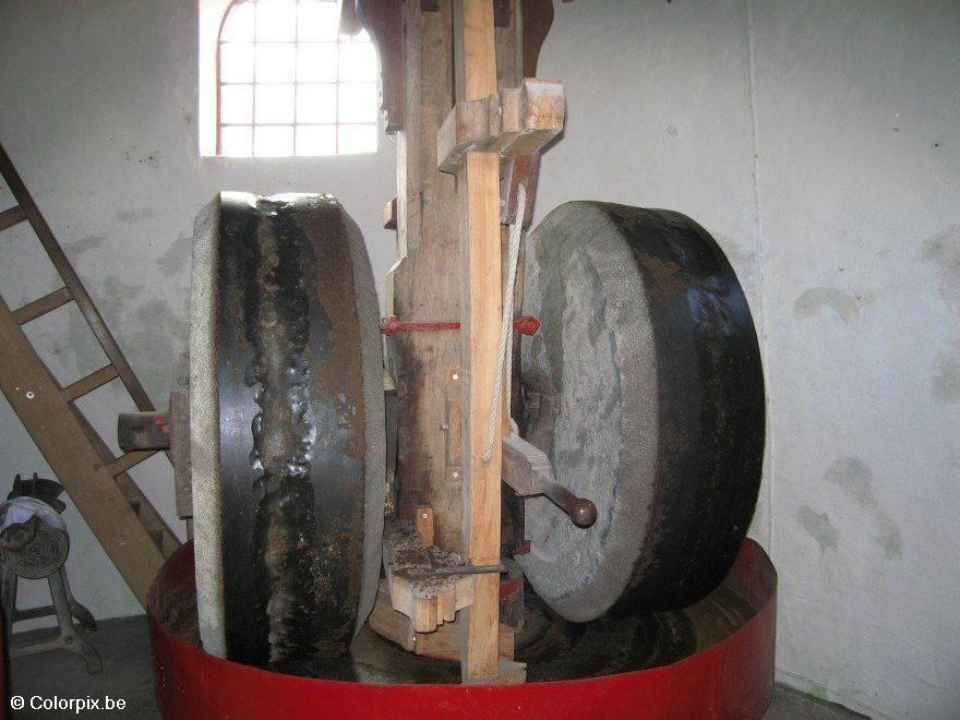 maalstenen in molen Foto maalstenen in molen