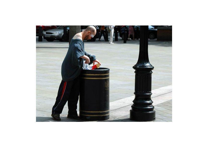 man op zoek naar voedsel in londen Foto man op zoek naar voedsel in londen