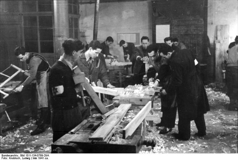 polen - ghetto warschau - houtbewerking Foto polen - ghetto warschau - houtbewerking