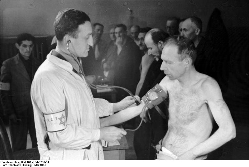 polen - ghetto warschau - mannen worden medisch gecontroleerd Foto polen - ghetto warschau - mannen worden medisch gecontroleerd