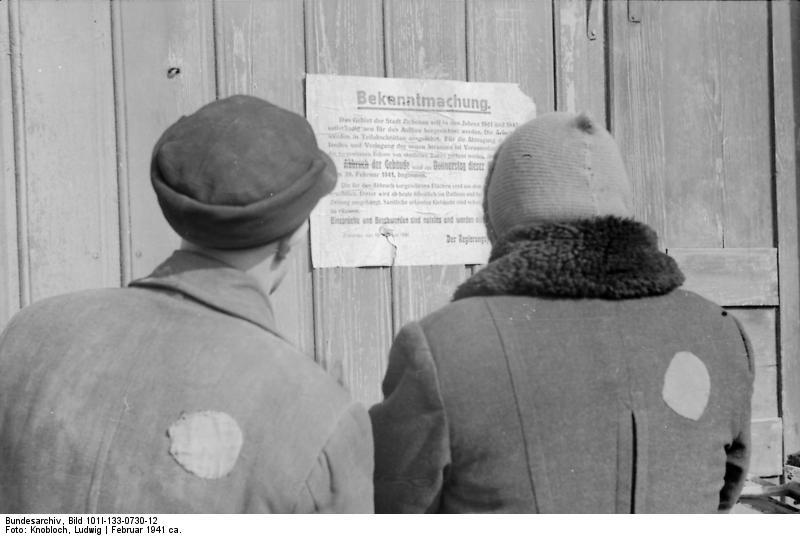 polen - zichenau - joden voor een bekendmaking Foto polen - zichenau - joden voor een bekendmaking