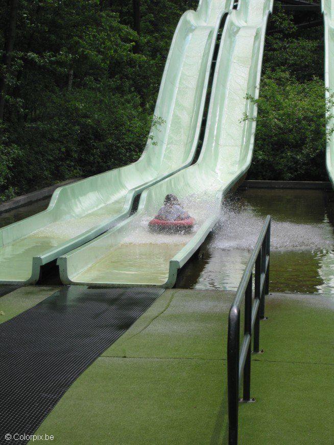 pretpark waterglijbaan Foto pretpark waterglijbaan