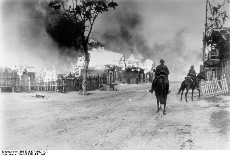 rusland - brandend dorp met cavalerie Foto rusland - brandend dorp met cavalerie