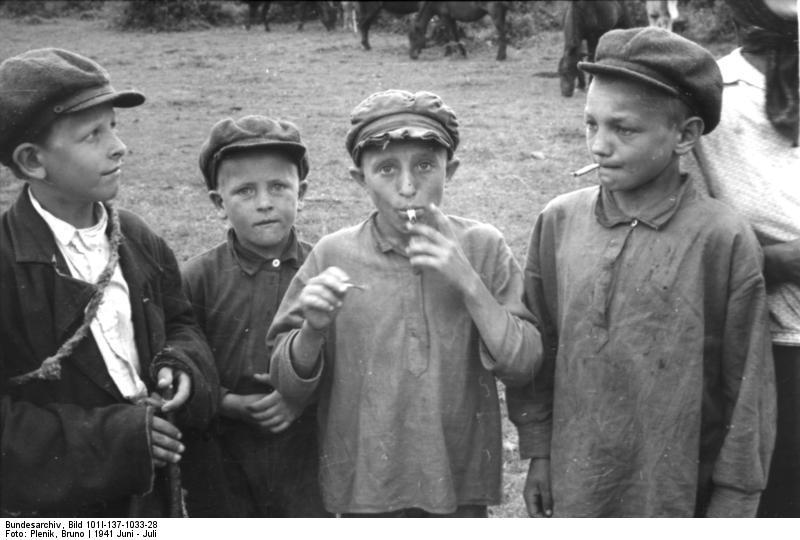 rusland - rokende kinderen Foto rusland - rokende kinderen