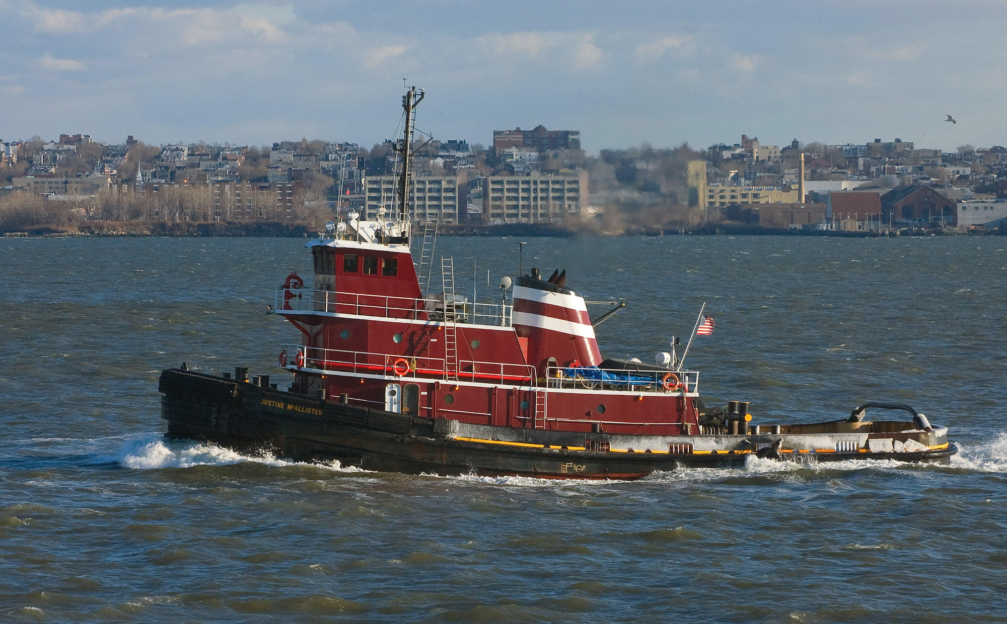 sleepboot in de haven van new york Foto sleepboot in de haven van new york