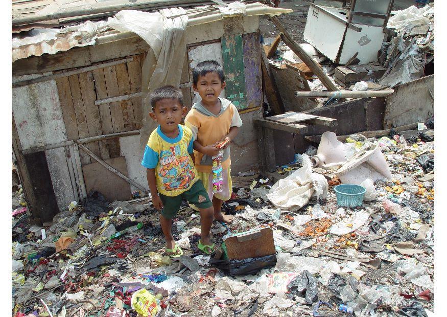 sloppenwijk in jakarta Foto sloppenwijk in jakarta