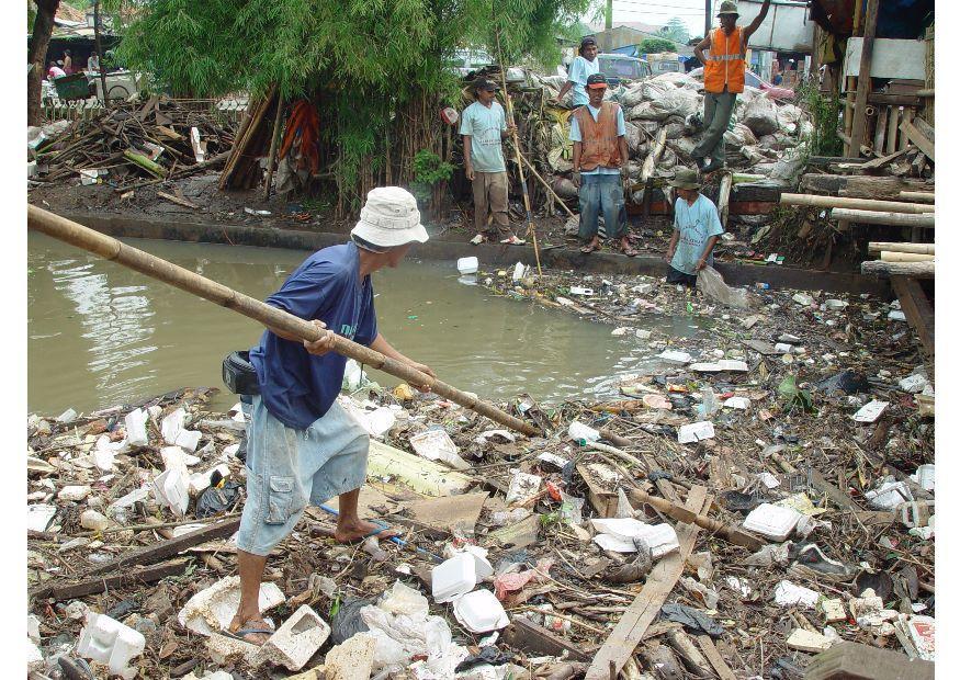 sloppenwijk in jakarta Foto sloppenwijk in jakarta