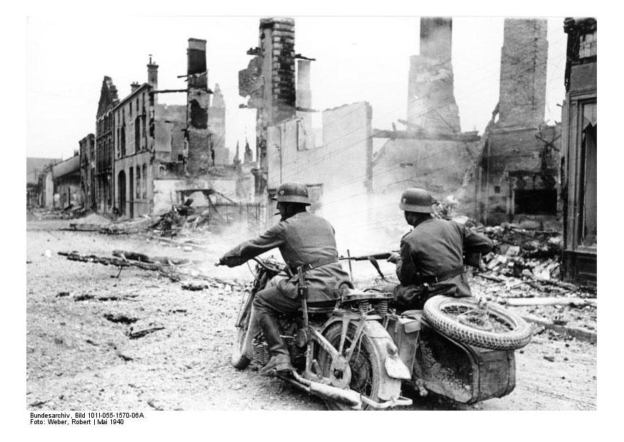 soldaten door ruA¯nes - frankrijk Foto soldaten door ruA¯nes - frankrijk