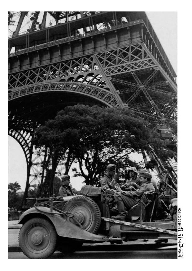soldaten onder de eifeltoren Foto soldaten onder de eifeltoren