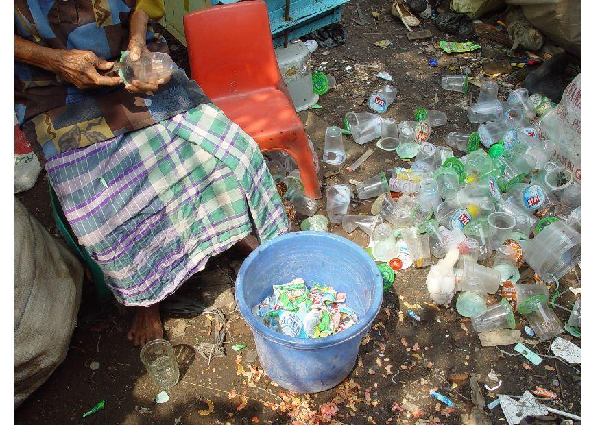 sorteren materiaal, sloppenwijk jakarta Foto sorteren materiaal, sloppenwijk jakarta