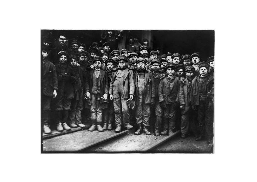 kolen sorteren bij kolenmijn, 1910 Foto kolen sorteren bij kolenmijn, 1910