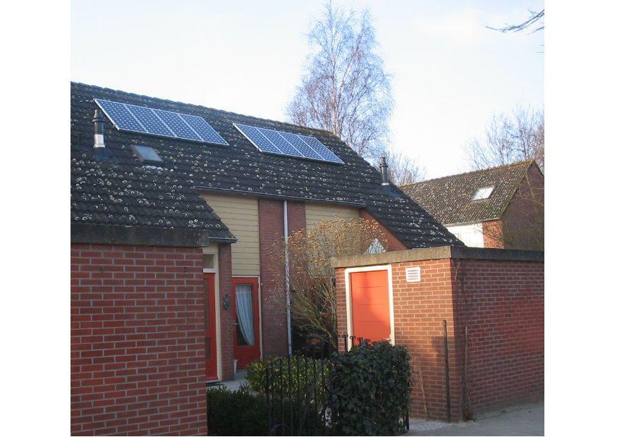 Foto zonne-energie - zonnepanelen op een dak
