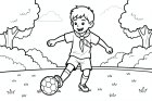 jongen speelt voetbal in het park